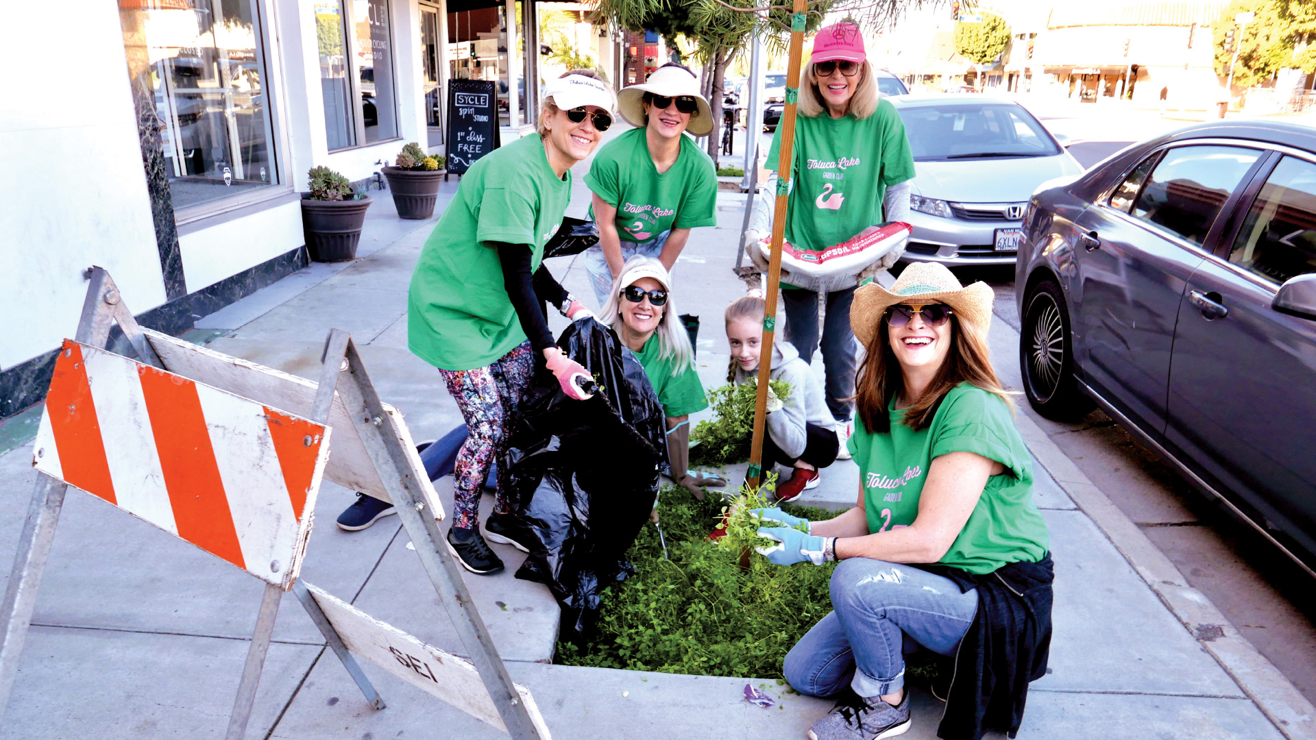 garden-club-gives-back-4-cleanup