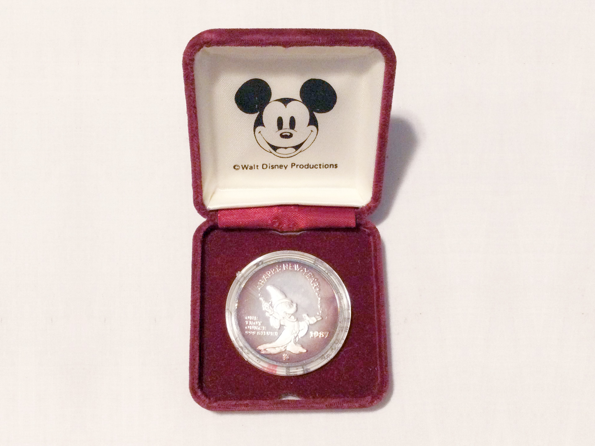 the-history-heritage-and-timeless-heirlooms-of-harry-p-archinal-10-first-edition-mickeys-holiday-treasures-silver-coin